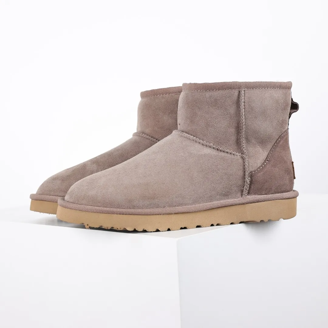 Pick up locally 💰540 Core recommendation Good price Cashmere insoles are a very suitable choice for keeping warm in winter and at home. In the new year, uug launched a series of styles, which are partial to the preferences of young consumers and have also moved to the forefront of fashion trends. Shoe body material Water-repellent coated suede upper 17mm UGGPURE™ implanted wool insole Lightweight non-slip comfortable rubber outsole With brand LOGO Trademark Comes with a full set of packaging Size: 35 36 37 38 39 40 41 42 43 44